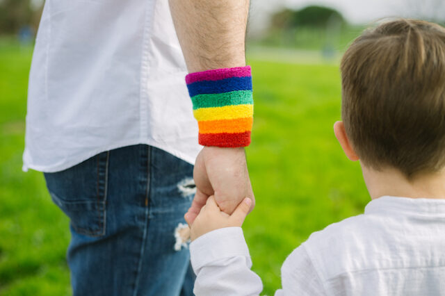 Ουγγαρία: Εγκρίθηκε νομοσχέδιο που απαγορεύει την υιοθεσία παιδιών από ομόφυλα ζευγάρια