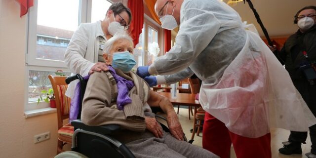 Κορονοϊός: Μια 101χρονη, ο πρώτος άνθρωπος που εμβολιάστηκε στη Γερμανία