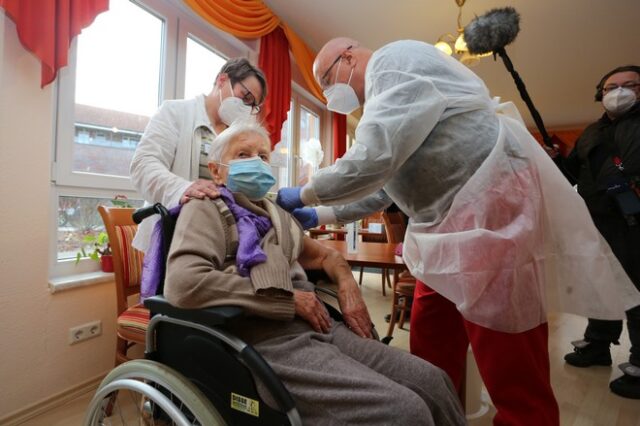 Κορονοϊός: Μια 101χρονη, ο πρώτος άνθρωπος που εμβολιάστηκε στη Γερμανία