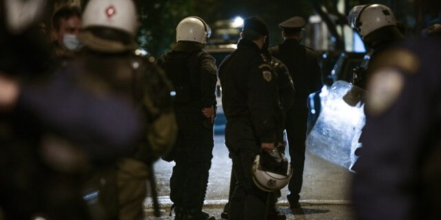 Εξάρχεια: Επίθεση με μολότοφ εναντίον ΜΑΤ στη Χαριλάου Τρικούπη
