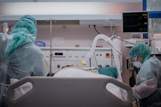 Κορονοϊός: Αυξάνονται ραγδαία οι θάνατοι-Σε τροχιά ανόδου και οι νοσηλείες