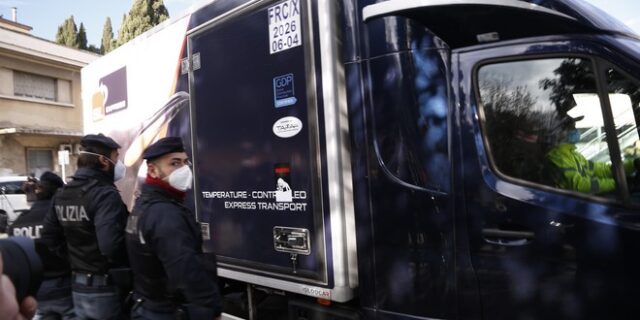 Ιταλία: Η πρώτη δόση εμβολίων έφτασε – Μια νοσοκόμα 28 ετών, η πρώτη που θα εμβολιαστεί
