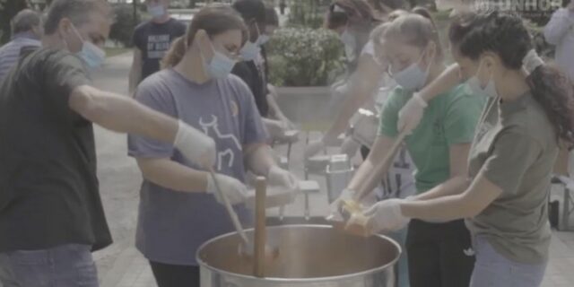 Εθελοντισμός σημαίνει αλληλεγγύη: Πρόσφυγες βοηθούν τους κατοίκους της πόλης τους