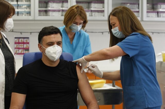 Εμβολιάστηκε ο υπουργός Υγείας Βασίλης Κικίλιας