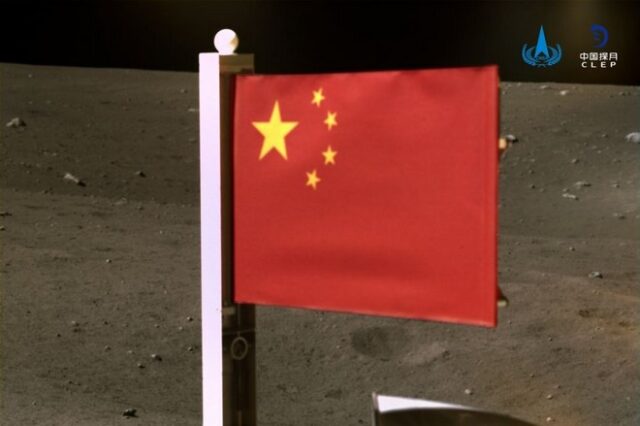 Μία δεύτερη σημαία “κυματίζει” στη Σελήνη, η κινεζική