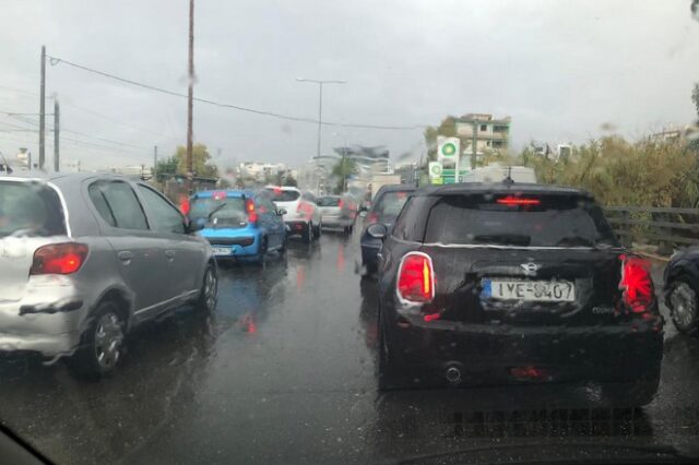 Κίνηση στους δρόμους: Μποτιλιάρισμα παρά το lockdown, λόγω βροχής