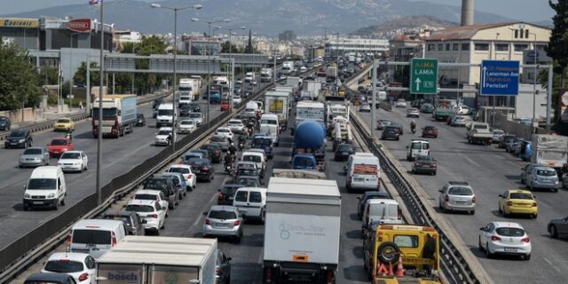 Κίνηση στους δρόμους: Διαρροή λαδιών φράκαρε τον Κηφισό
