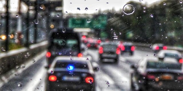 Κίνηση στους δρόμους: Το αδιαχώρητο λόγω καταιγίδας παρά το lockdown