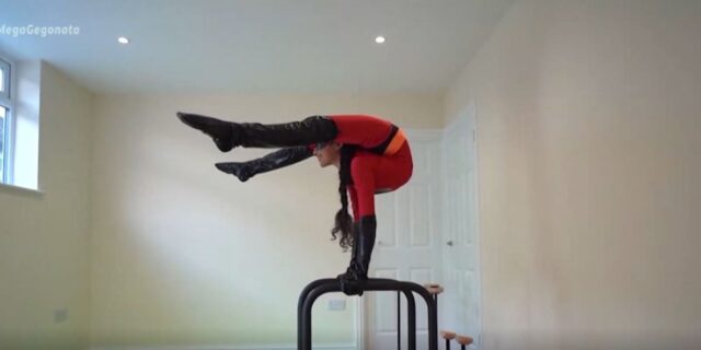 Εντυπωσιακό: Κορίτσι-λάστιχο διπλώνει με ευκολία το σώμα της στα δύο