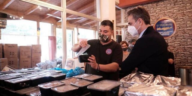 Μητσοτάκης: Μοίρασε φαγητό και δώρα σε όσους έχουν ανάγκη στο εστιατόριο “Ο Κρητικός”