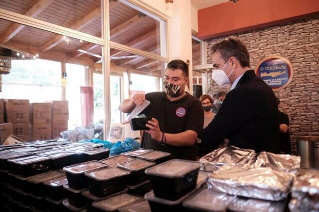 Μητσοτάκης: Μοίρασε φαγητό και δώρα σε όσους έχουν ανάγκη στο εστιατόριο “Ο Κρητικός”