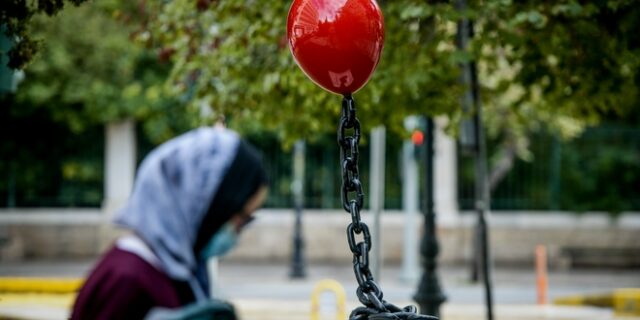 Απομακρύνεται η άρση του lockdown – Τι σχεδιάζεται για σχολεία και καταστήματα