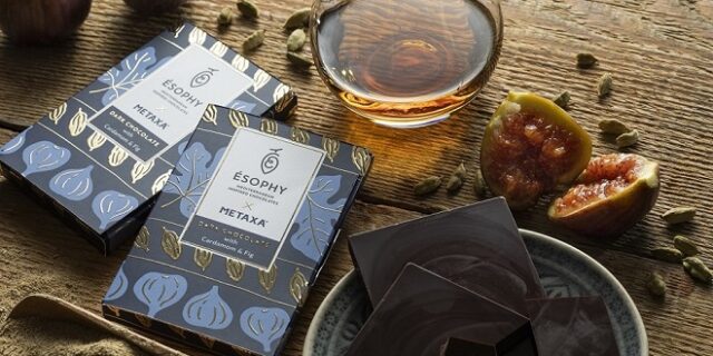 Αυτά τα Χριστούγεννα, ο Οίκος ΜΕΤΑΞΑ σε καλεί να εξερευνήσεις μια μοναδική εμπειρία pairing με σοκολάτα.