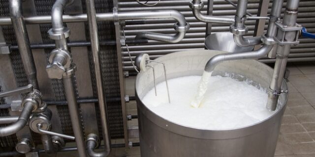 Δύο ελληνικές εταιρείες αξιοποιούν το IoT για να μειώσουν τη φύρα στο γάλα