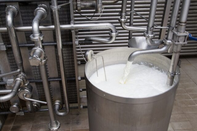 Δύο ελληνικές εταιρείες αξιοποιούν το IoT για να μειώσουν τη φύρα στο γάλα