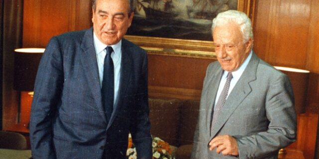 Ώρα του πρωθυπουργού: Η ιστορική πρώτη για τις αποζημιώσεις, ο τυπικός Σημίτης και ο εξαφανισμένος Σαμαράς