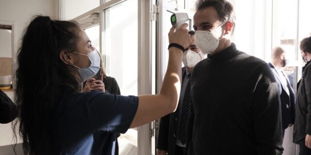 Μητσοτάκης από Λέσβο: “Οι παρενέργειες των εμβολίων είναι αστείες”