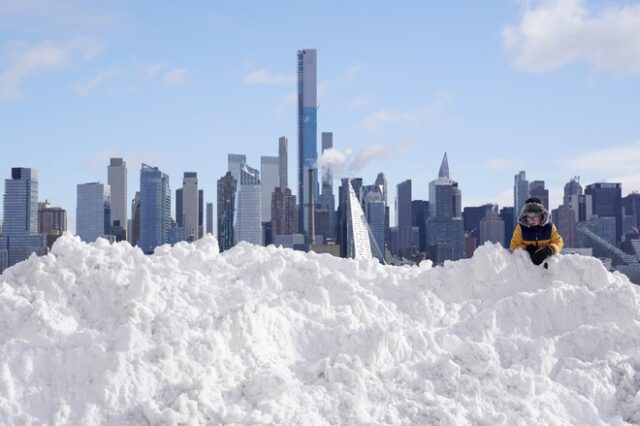 ΗΠΑ: Στα λευκά η Νέα Υόρκη, μετά τη χιονοθύελλα που έπληξε τις βορειοανατολικές ΗΠΑ