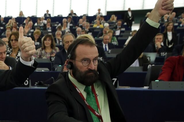 Βρυξέλλες: Ο ακροδεξιός ευρωβουλευτής Ζάγιερ Γιόσεφ πήγε ακάλεστος στο κορονο-όργιο