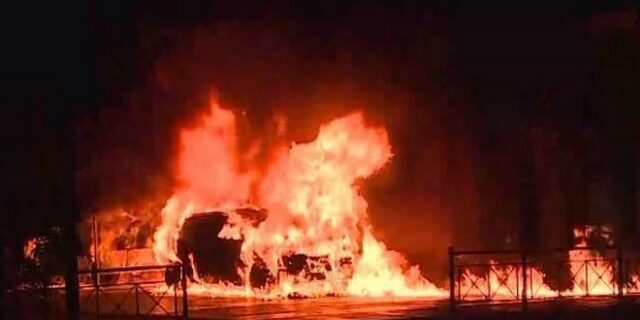 Κουκάκι-ντοκουμέντο: Η στιγμή της έκρηξης σε Ι.Χ. – Απεγκλωβισμός κατοίκων