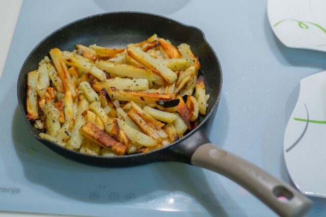 Πώς θα ξαναζεστάνεις σωστά τις τηγανητές πατάτες