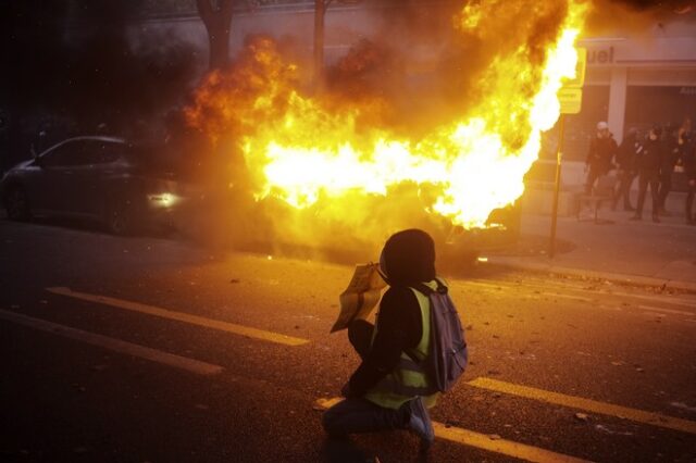 Φλέγεται από τις διαδηλώσεις το Παρίσι- Συμπλοκές με τις αρχές και 22 συλλήψεις
