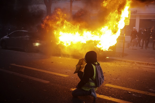 Φλέγεται από τις διαδηλώσεις το Παρίσι- Συμπλοκές με τις αρχές και 22 συλλήψεις