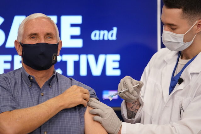 ΗΠΑ: Ο αντιπρόεδρος Μάικ Πενς εμβολιάστηκε για τον κορονοϊό σε ζωντανή μετάδοση