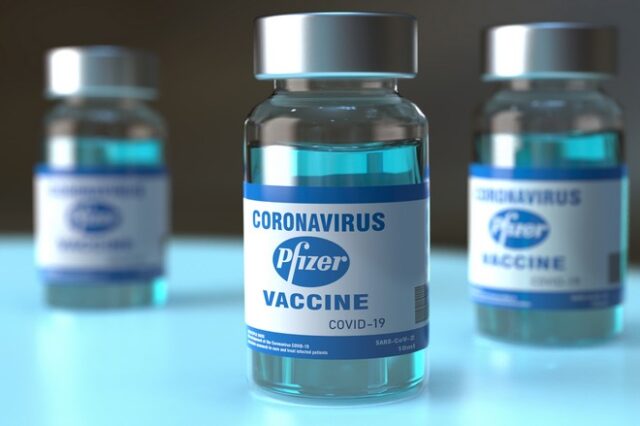 H Πολωνία απειλεί να κινηθεί νομικά κατά της Pfizer για τις καθυστερήσεις στα εμβόλια