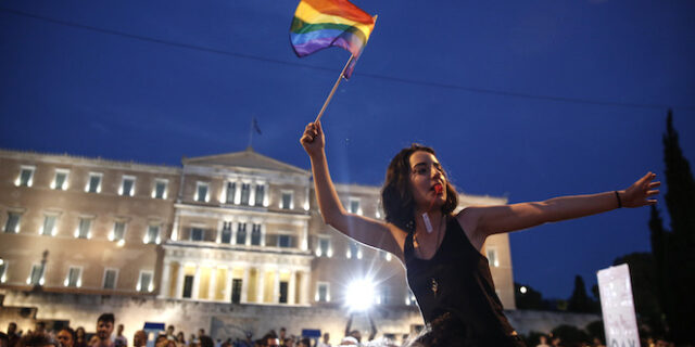 Προσβολές ή εξύβριση σε δημόσιες υπηρεσίες έχει δεχτεί ένα στα τρία ΛΟΑΤΚΙ+ άτομα στην Ελλάδα