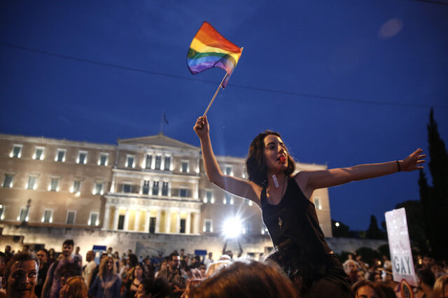 Προσβολές ή εξύβριση σε δημόσιες υπηρεσίες έχει δεχτεί ένα στα τρία ΛΟΑΤΚΙ+ άτομα στην Ελλάδα