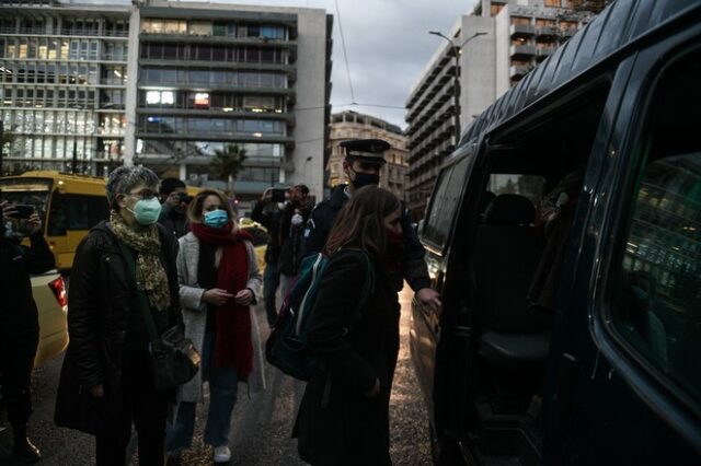 Βουλή: Ακυρώθηκαν τα πρόστιμα που επιβλήθηκαν σε 9 γυναίκες την “Ημέρα κατά της έμφυλης Βίας”