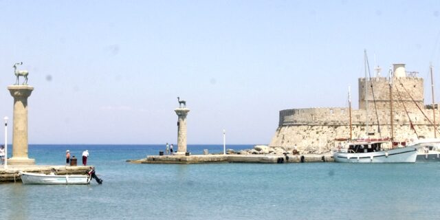 Ρόδος: Άνδρας κατέβασε τη σημαία και μαχαίρωσε αστυνομικό