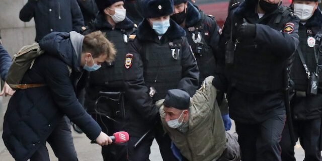 Ρωσία: Χαρακτηρίζει Ρώσους ακτιβιστές και δημοσιογράφους “πράκτορες ξένης χώρας”