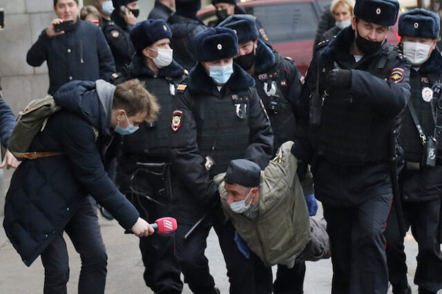 Ρωσία: Χαρακτηρίζει Ρώσους ακτιβιστές και δημοσιογράφους “πράκτορες ξένης χώρας”