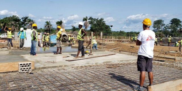 Πώς είναι να φτιάχνεις νοσοκομεία στην καρδιά της Αφρικής