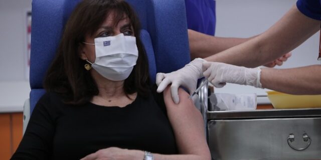 Εμβολιάστηκε στον Ευαγγελισμό η Πρόεδρος της Δημοκρατίας