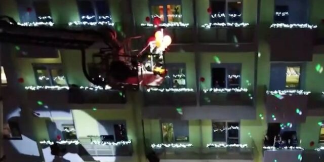 Πυροσβέστες – Αγιοβασίληδες μοίρασαν δώρα στην Ογκολογική Μονάδα Παιδιών “Ελπίδα”