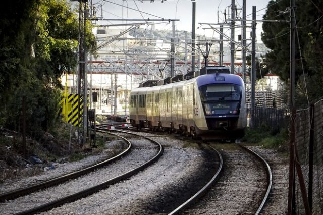 Σύγκρουση τρένου του προαστιακού με αυτοκίνητο στα Κάτω Πατήσια