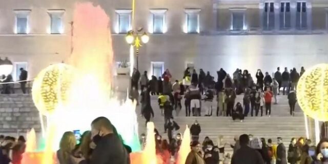 “Πήγε περίπατο” το lockdown: Κοσμοπλημμύρα στο Σύνταγμα