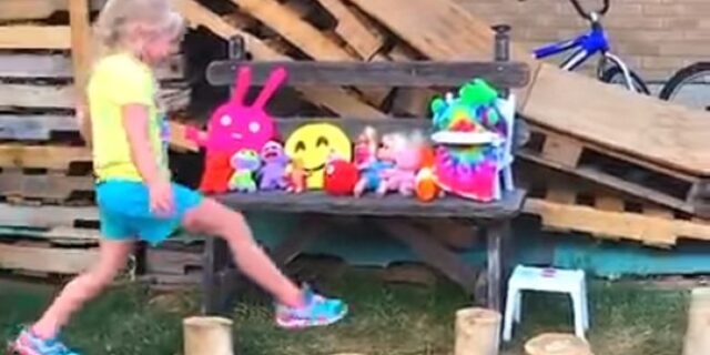 Πατέρας-μάστορας έφτιαξε στην αυλή του στίβο εμποδίων για την κόρη του