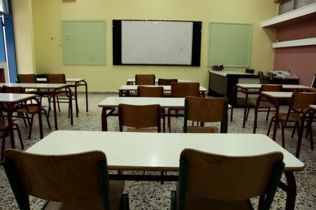 Εξαδάκτυλος: Σταδιακό και όχι άμεσο άνοιγμα των σχολείων