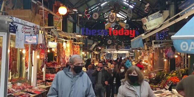 Θεσσαλονίκη: Ουρές και συνωστισμός έξω από τα καταστήματα