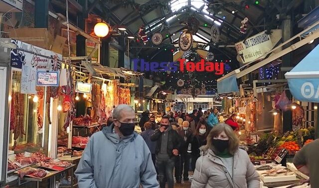 Θεσσαλονίκη: Ουρές και συνωστισμός έξω από τα καταστήματα
