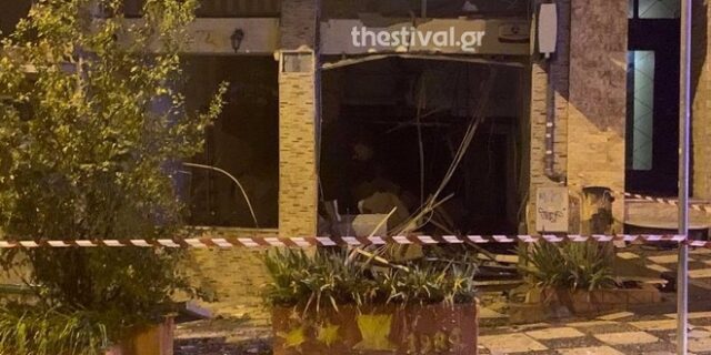 Βοβαρδισμένο τοπίο από έκρηξη σε ΑΤΜ στη Θεσσαλονίκη