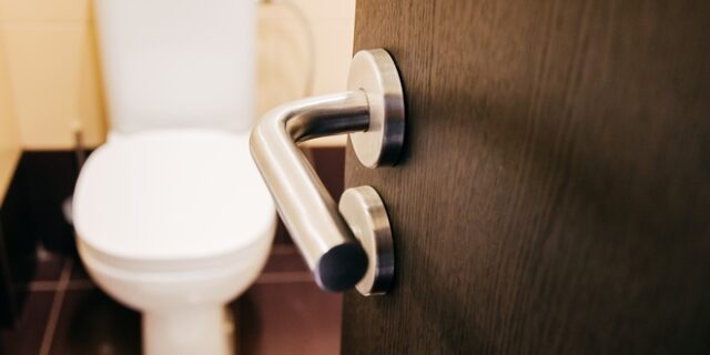 Χριστούγεννα στο Βέλγιο: Μόνο ένας καλεσμένος μπορεί να επισκεφθεί
την τουαλέτα