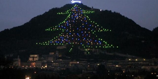 Ιταλία: Φωταγωγήθηκε το μεγαλύτερο χριστουγεννιάτικο δέντρο στον κόσμο