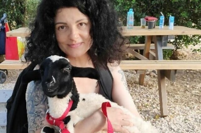 Η Τάνια Τρύπη βγάζει βόλτα στον κήπο το πρόβατό της