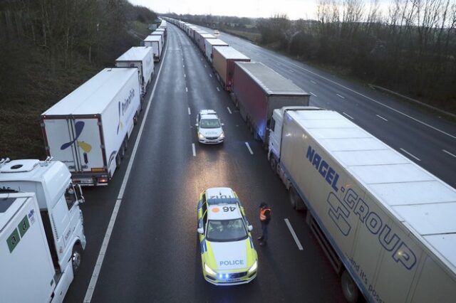 Γαλλία-Αγγλία: Συμφωνία για να ξαναρχίσει η κίνηση των φορτηγών στα σύνορα