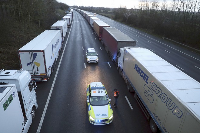 Χριστούγεννα στο τιμόνι ενδέχεται να κάνουν Ελληνες οδηγοί φορτηγών, λόγω της κατάστασης στα σύνορα Γαλλίας- Βρετανίας
